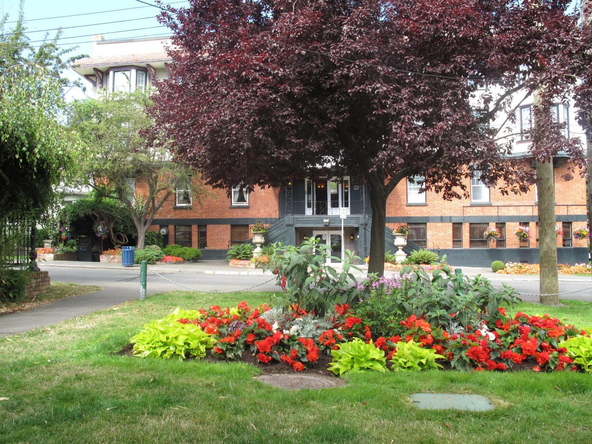 James Bay Inn Hotel, Suites & Cottage Victoria Exterior photo